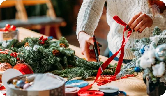 kobieta przygotowująca świąteczne girlandy do dekoracji schodów